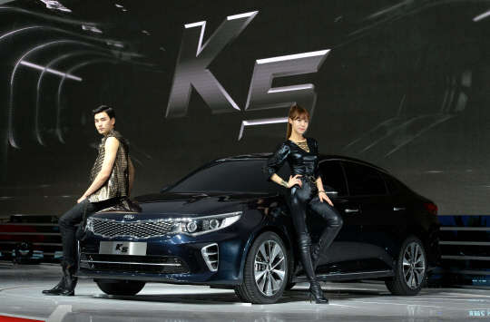 기아자동차는 2일 일산 킨텍스에서 열린  2015 서울모터쇼 프레스데이에서 '신형 K5'를 처음 공개했다. <기아자동차 제공>